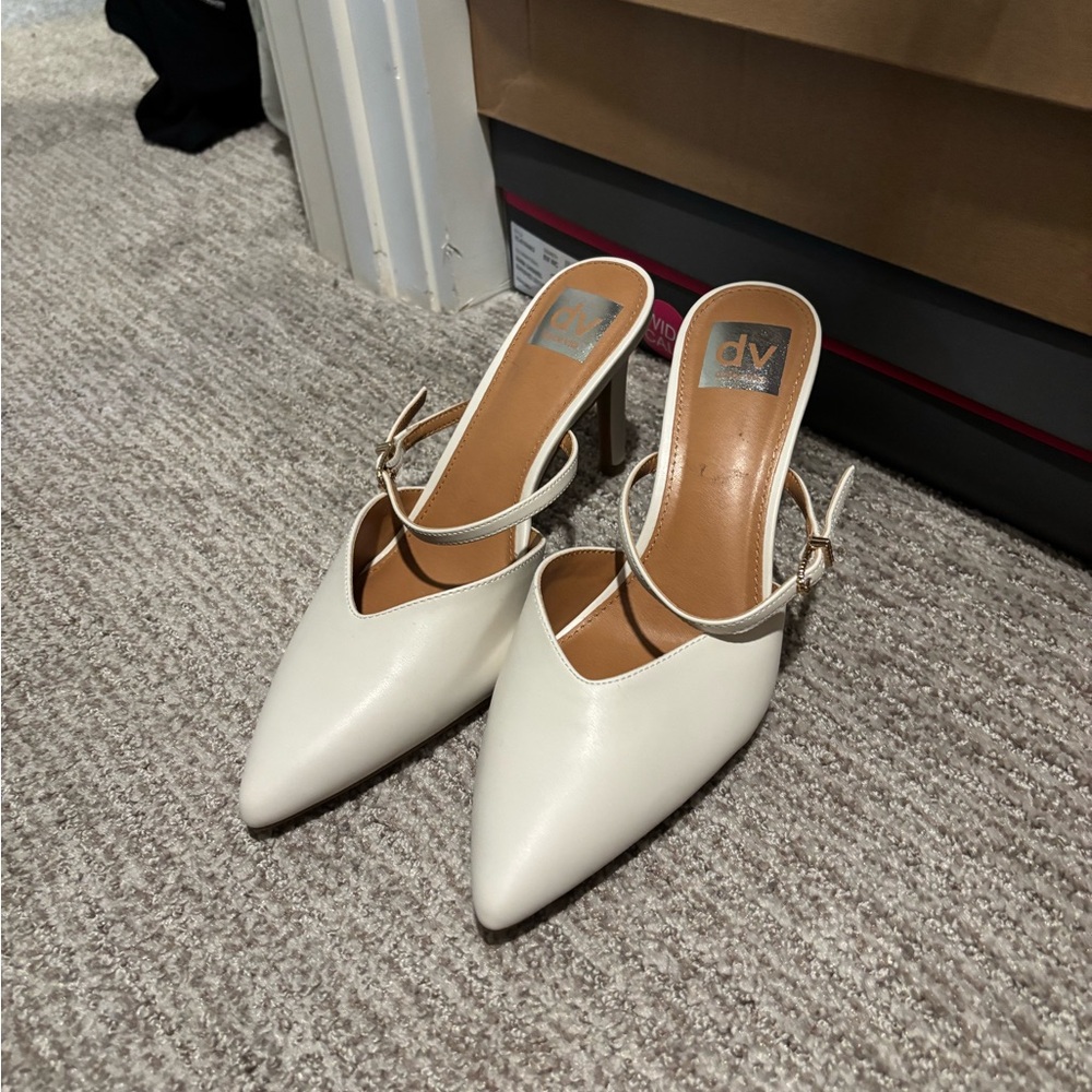 DV by Dolce Vita Women's Cream Pointed Mules